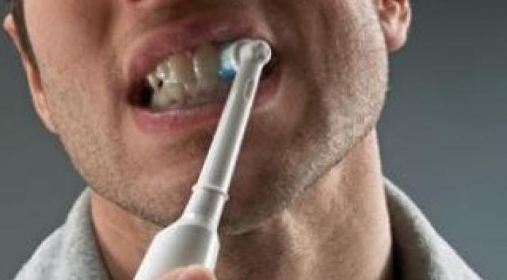 Cleaning teeth with an electric toothbrush for a healthier smile